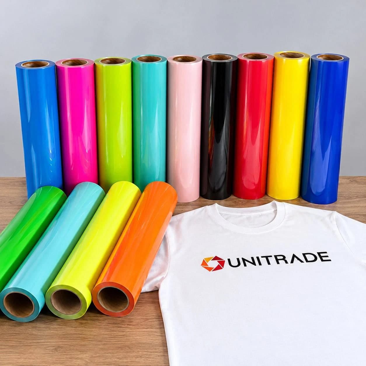 Рулоны цветной термотрансферной плёнки Unitrade и футболка с логотипом